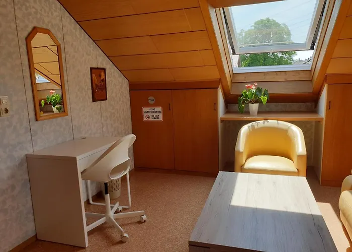Sonnige Ruhige Dachzimmer Inkl Wifi Plus Kaffee Mit Wg Dusche Und Neuer Kueche