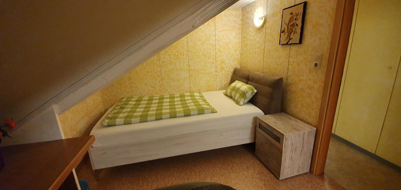 Apartment Sonnige Ruhige Dachzimmer Inkl Wifi Kaffee Mit Wg Dusche Und Neuer Kueche