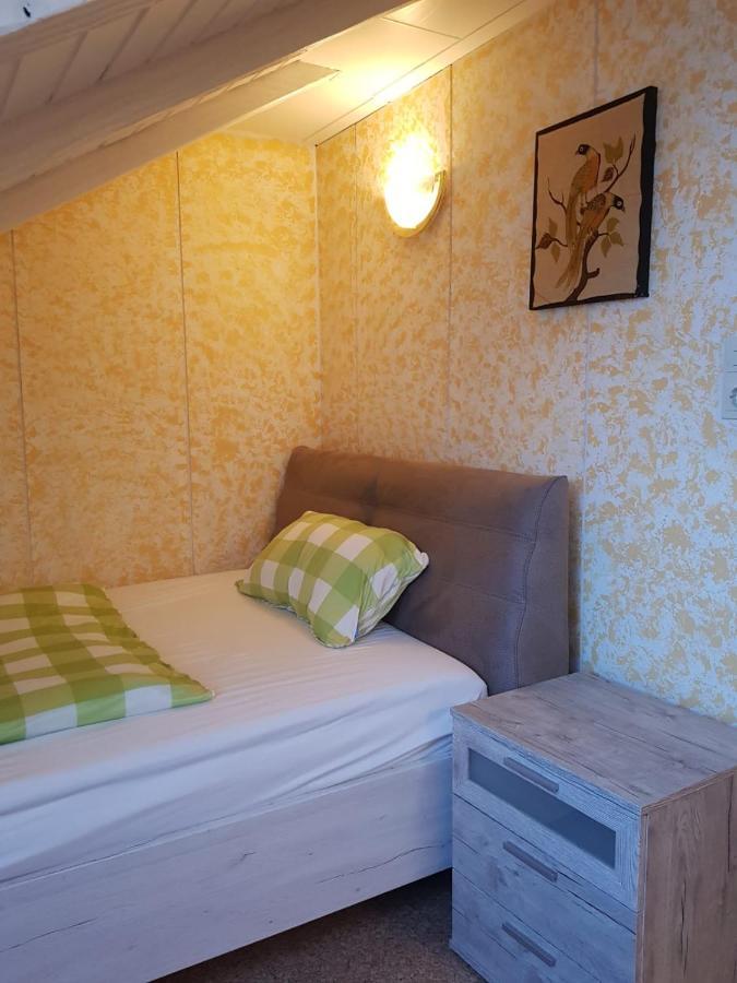 Sonnige Ruhige Dachzimmer Inkl Wifi Kaffee Mit Wg Dusche Und Neuer Kueche * Lorrach