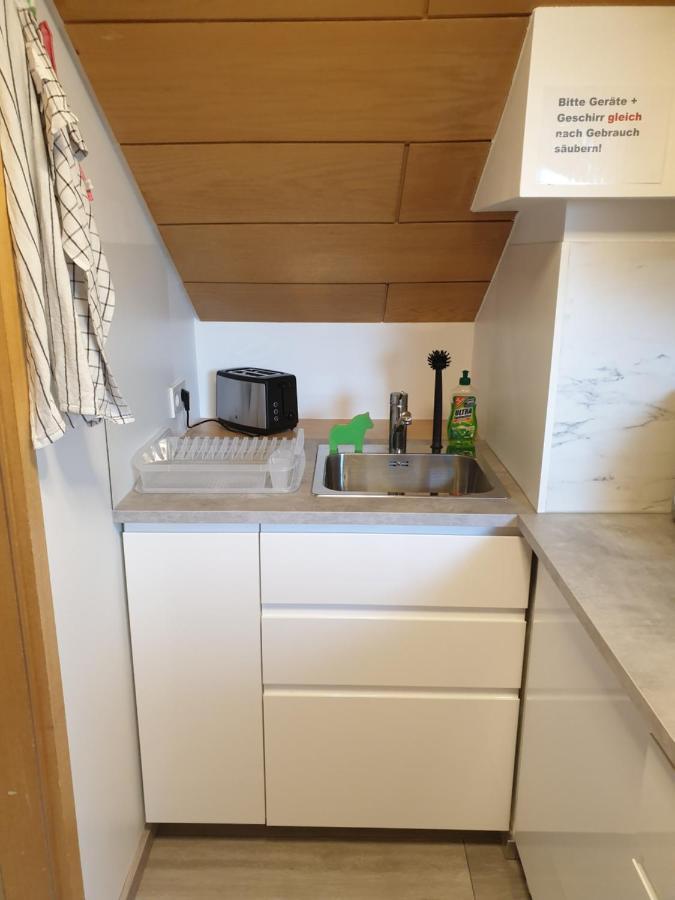 Sonnige Ruhige Dachzimmer Inkl Wifi Kaffee Mit Wg Dusche Und Neuer Kueche Apartment Lorrach
